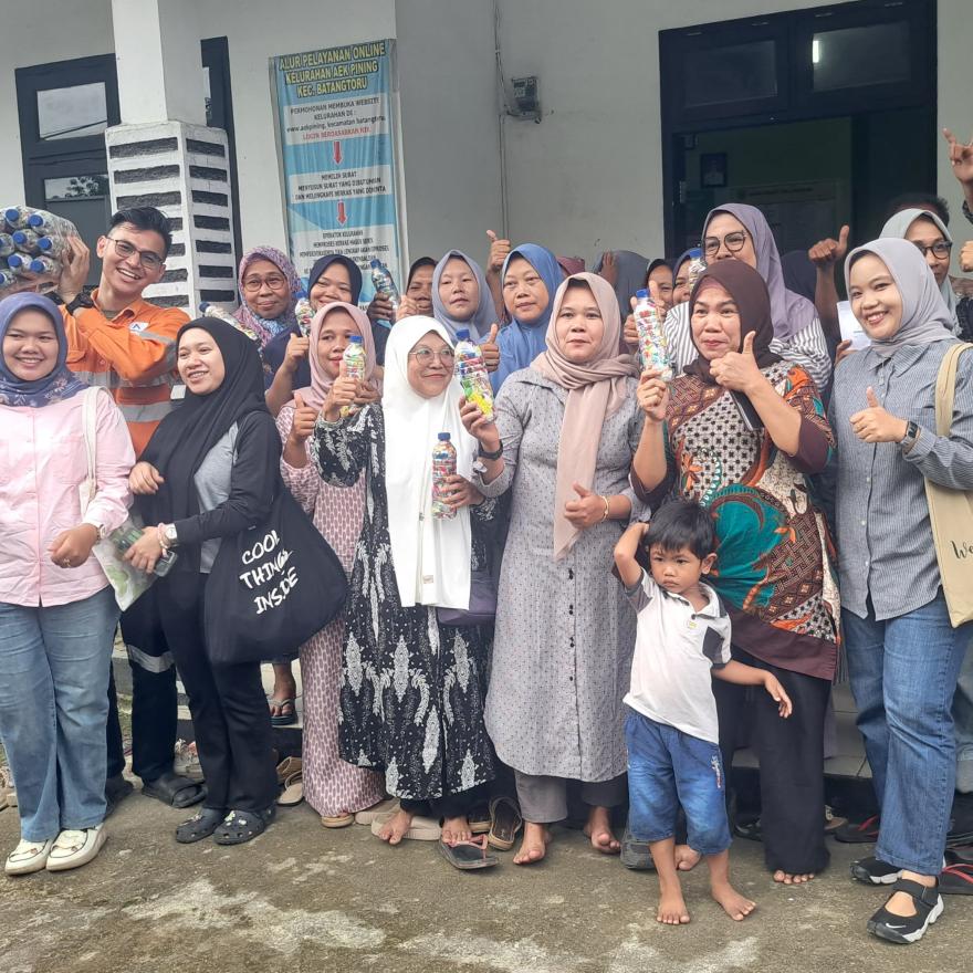 Penampungan serapan ecobrick Kecamatan Batangtoru berlangsung di Kantor Lurah Aek Pining.